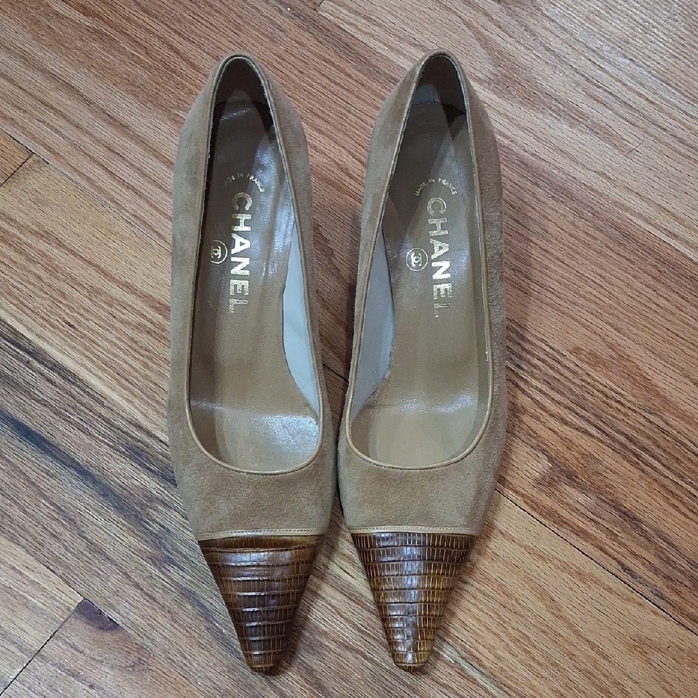 CHANEL Elegant Brown and Tan Heels Size 37 1/2 Or 7.5